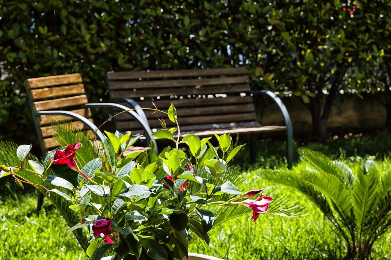 Il Giardino Di Flora - Piscina & Jacuzzi Hotel Lecce Exterior foto